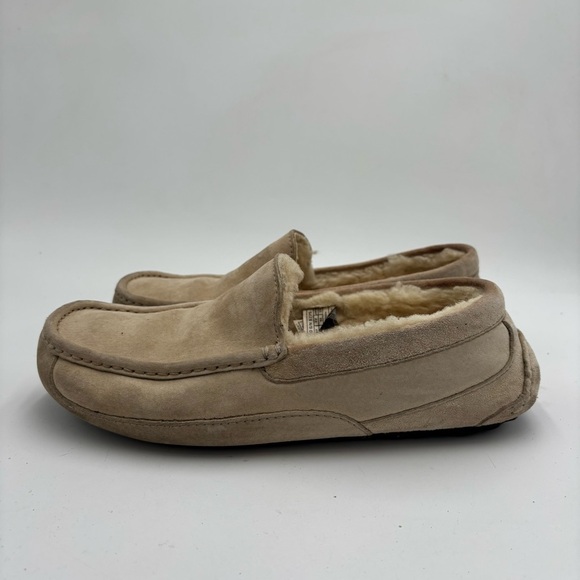 UGG Men’s 9 Cream Tan Leather Slip On Ascot Shearling Lined Slippers main image 4